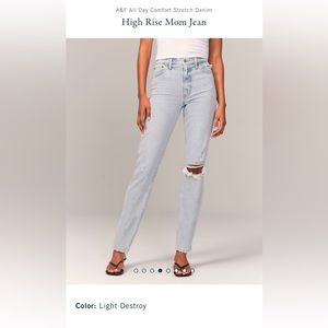 BRAND NEW! Abercrombie & Fitch (A&F) Women’s High Rise Mom Jean Size: 27 R